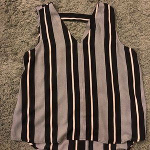 ADORABLE SLEEVELESS TOP. V NECK